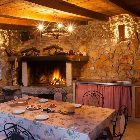 Rustikales Steinhaus Mit Privatpool, Grill, Terrasse, Liegen, Aussendusche *