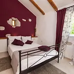 Rustikales Steinhaus Mit Privatpool, Grill, Terrasse, Liegen, Aussendusche *