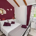 Casa de Férias Rustikales Steinhaus Mit Privatpool, Grill, Terrasse, Liegen, Aussendusche