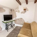 Rustikales Steinhaus Mit Privatpool, Grill, Terrasse, Liegen, Aussendusche *