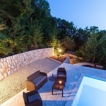 Holiday home Rustikales Steinhaus Mit Privatpool, Grill, Terrasse, Liegen, Aussendusche