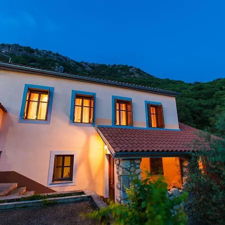 Дом отдыха Rustikales Steinhaus Mit Privatpool, Grill, Terrasse, Liegen, Aussendusche