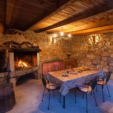 Rustikales Steinhaus Mit Privatpool, Grill, Terrasse, Liegen, Aussendusche * Grizane-Belgrad