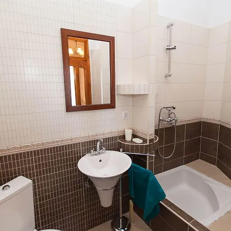 Holiday home Rustikales Steinhaus Mit Privatpool, Grill, Terrasse, Liegen, Aussendusche