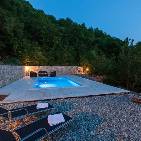 Дом отдыха Rustikales Steinhaus Mit Privatpool, Grill, Terrasse, Liegen, Aussendusche *