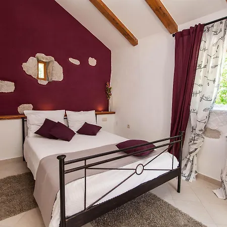 Rustikales Steinhaus Mit Privatpool, Grill, Terrasse, Liegen, Aussendusche *