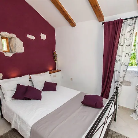 Holiday home Rustikales Steinhaus Mit Privatpool, Grill, Terrasse, Liegen, Aussendusche