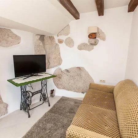 Rustikales Steinhaus Mit Privatpool, Grill, Terrasse, Liegen, Aussendusche *