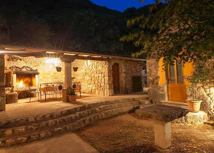Rustikales Steinhaus Mit Privatpool, Grill, Terrasse, Liegen, Aussendusche *