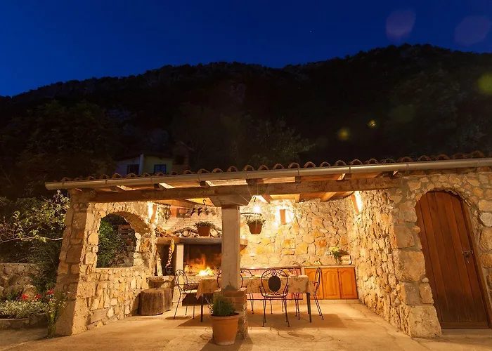 Rustikales Steinhaus Mit Privatpool, Grill, Terrasse, Liegen, Aussendusche *