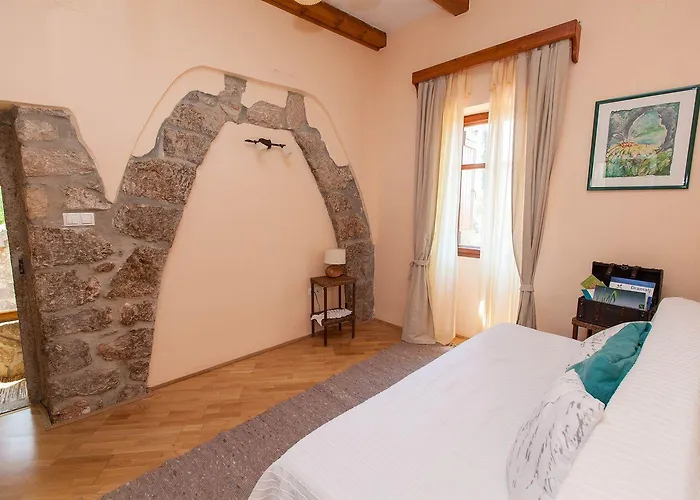 Rustikales Steinhaus Mit Privatpool, Grill, Terrasse, Liegen, Aussendusche Hébergement de vacances Grižane