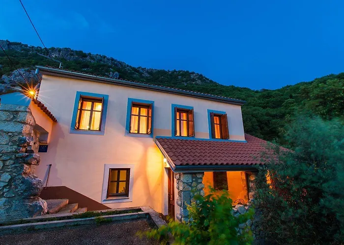 Hébergement de vacances Rustikales Steinhaus Mit Privatpool, Grill, Terrasse, Liegen, Aussendusche