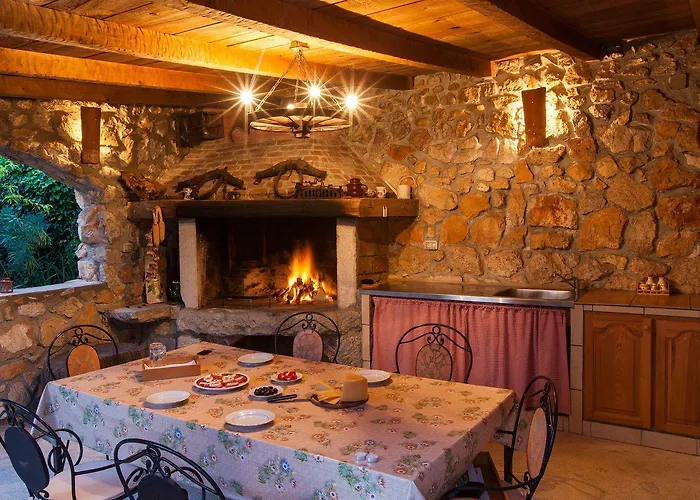 Rustikales Steinhaus Mit Privatpool, Grill, Terrasse, Liegen, Aussendusche *