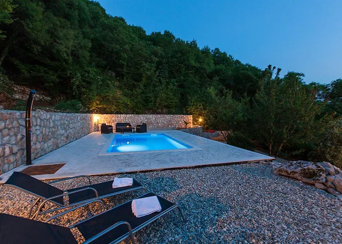 Hébergement de vacances Rustikales Steinhaus Mit Privatpool, Grill, Terrasse, Liegen, Aussendusche *