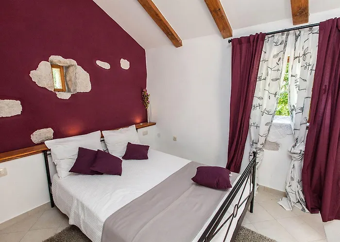 Hébergement de vacances Rustikales Steinhaus Mit Privatpool, Grill, Terrasse, Liegen, Aussendusche