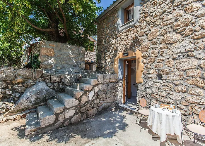Rustikales Steinhaus Mit Privatpool, Grill, Terrasse, Liegen, Aussendusche * Grižane