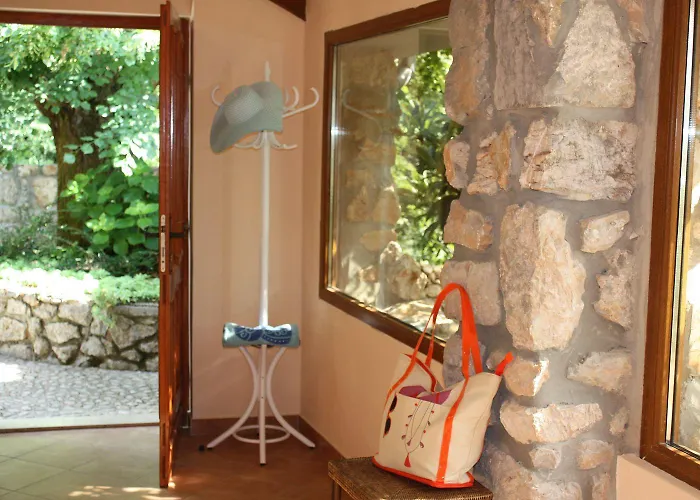 Rustikales Steinhaus Mit Privatpool, Grill, Terrasse, Liegen, Aussendusche Hébergement de vacances Grižane