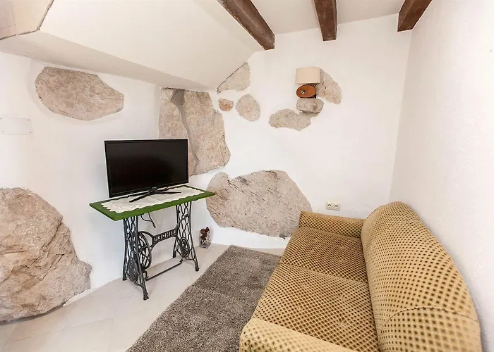 Rustikales Steinhaus Mit Privatpool, Grill, Terrasse, Liegen, Aussendusche *